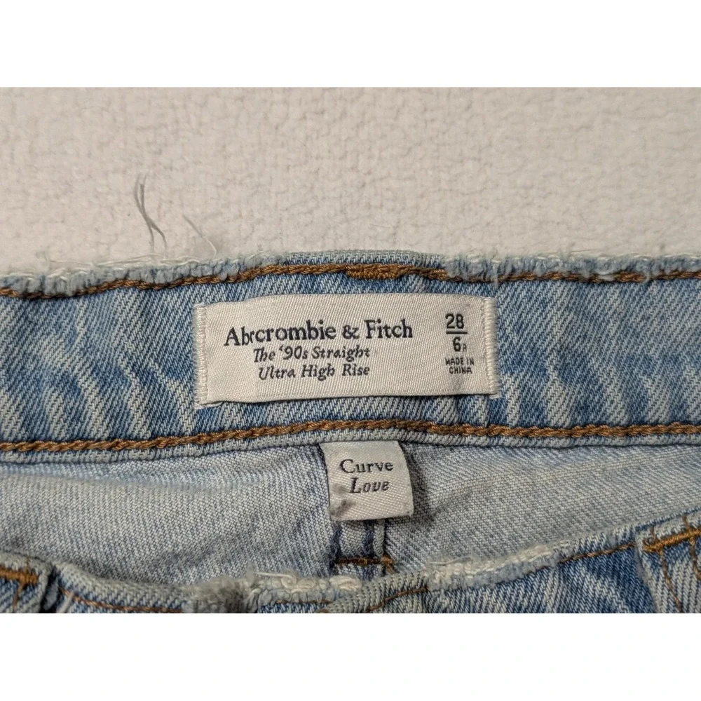 Abercrombie Curve Love Mid Rise 90s Straight Jean Size 26 6 Split Hem Light Wash